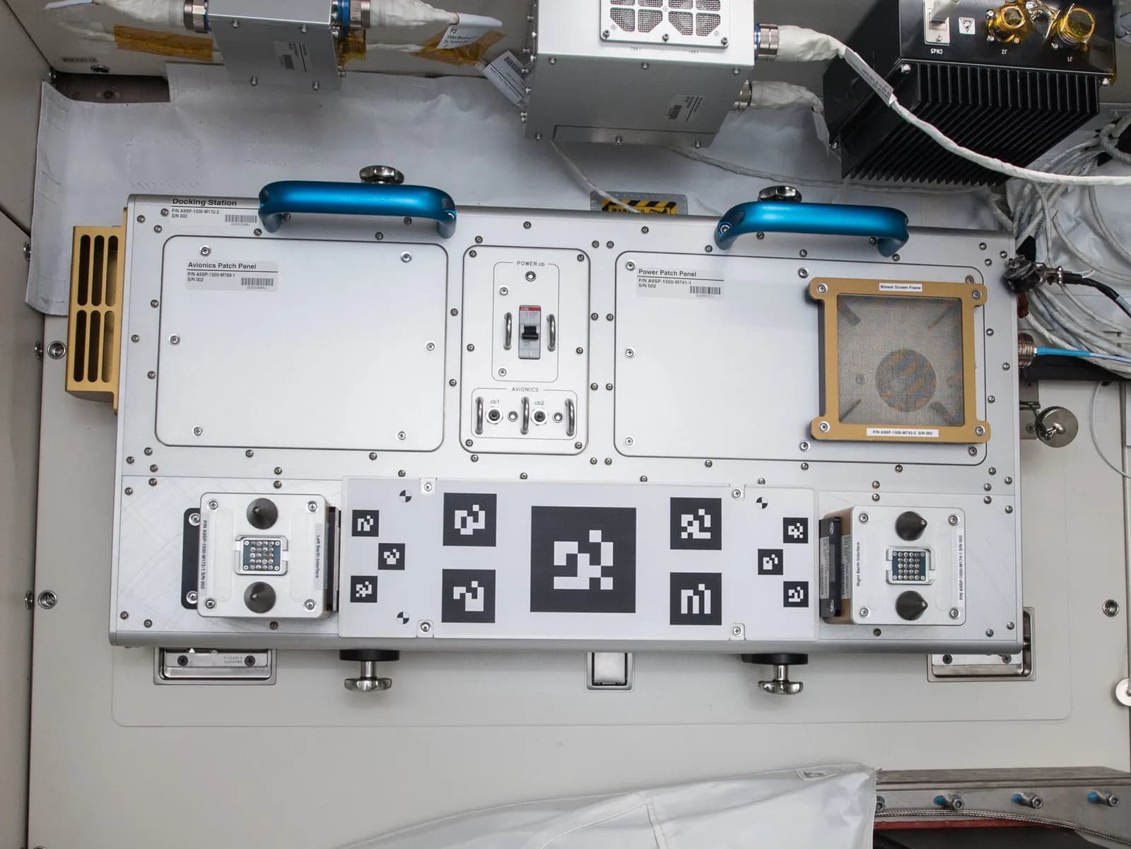 Estación de acoplamiento de Astrobee con una placa de marcadores fiduciales en la Estación Espacial